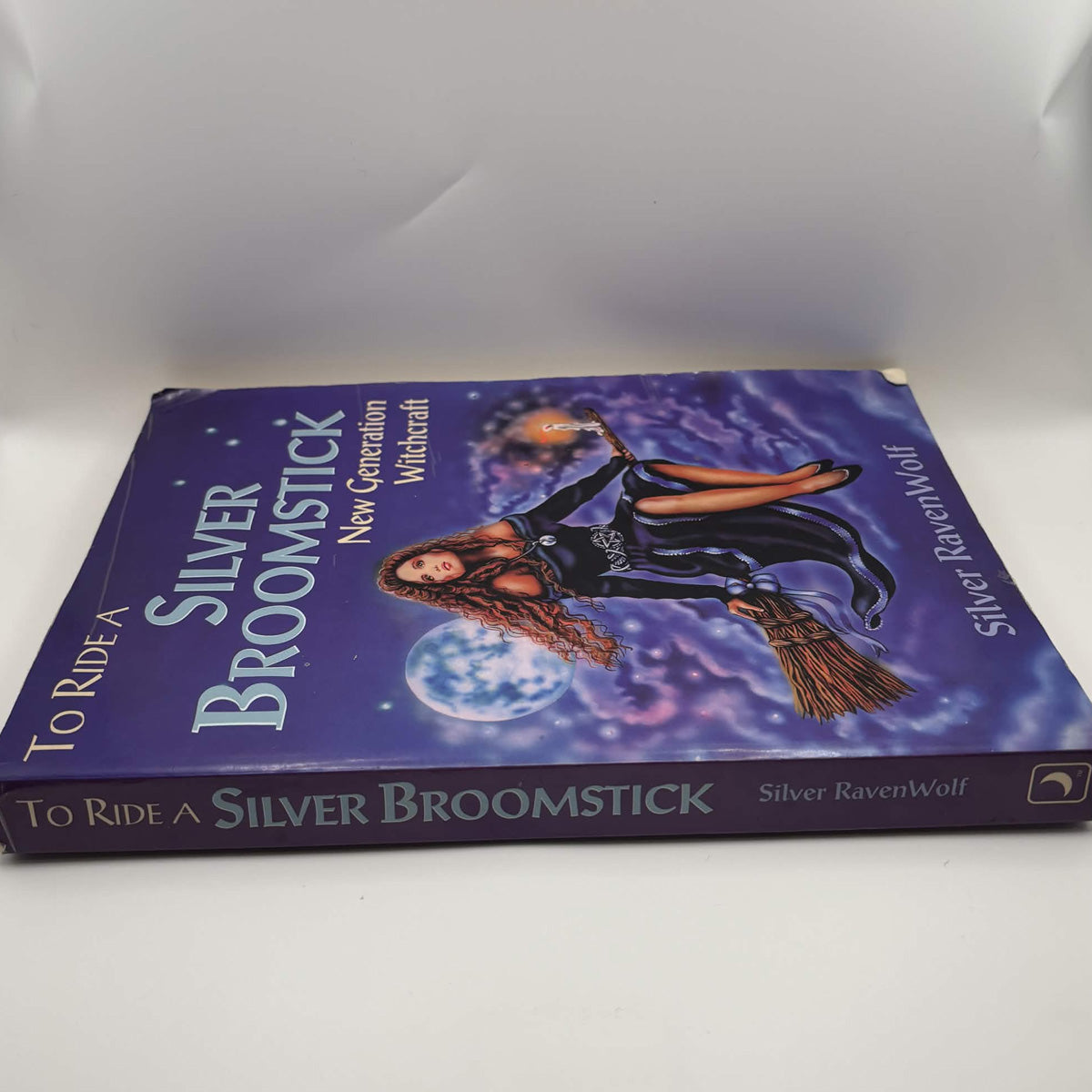 To Ride a Silver Broomstick: New Generation Witchcraft — Silver RavenWolf